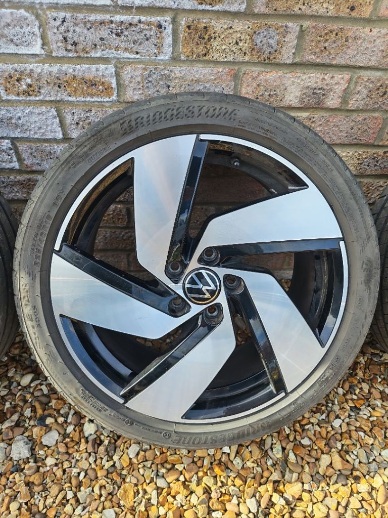 1 18" Richmond Alloy with Bridgestone Tyres 225/40R18 + VW Cap