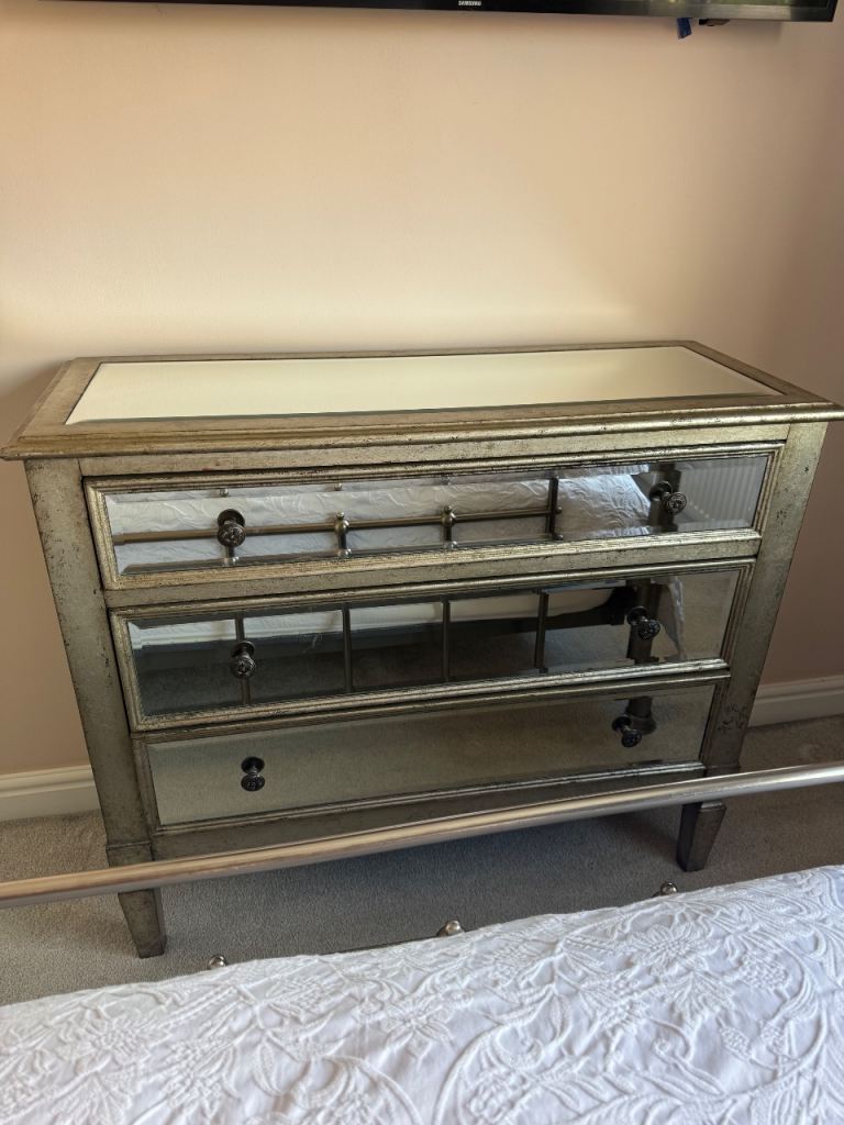 Chest of drawers