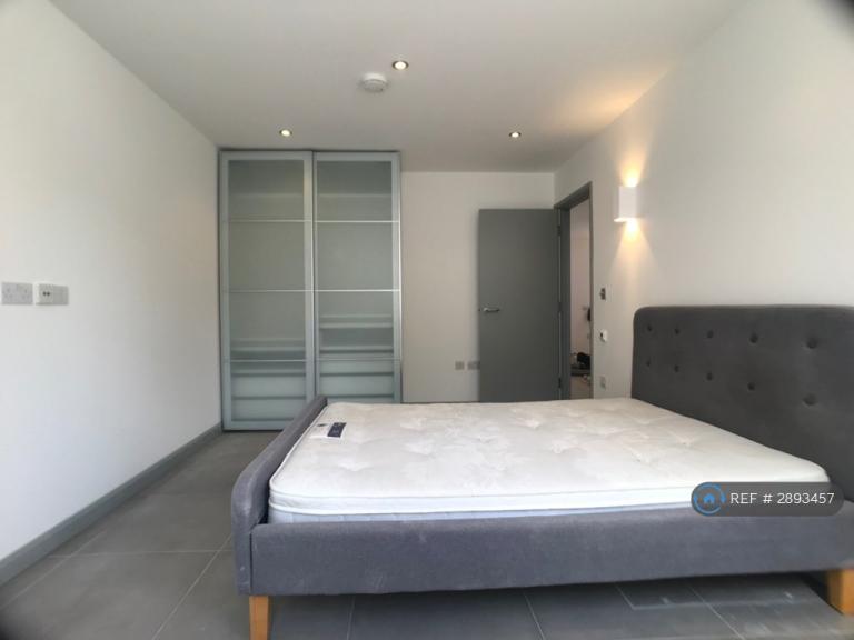 1 bedroom flat in Wandsworth Road, London, SW8 (1 bed) (#2893457)