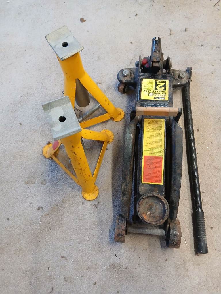 Halfords Speedlift hydraulic 2 tonne car jack and 2 tonne axle stands