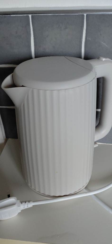 Dunelm Grey Ribbed Kettle – Good Condition