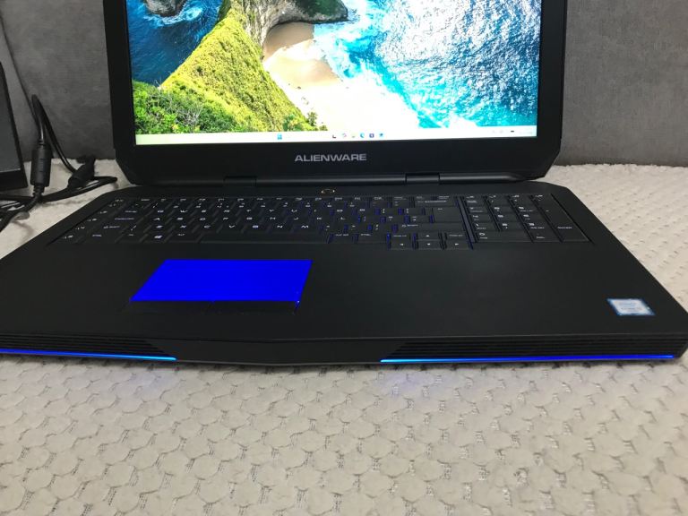 Alienware 17 R3 Gaming laptop 17.3"inch Intel core i7 16gb Ram 1TB SSD / Windows 11