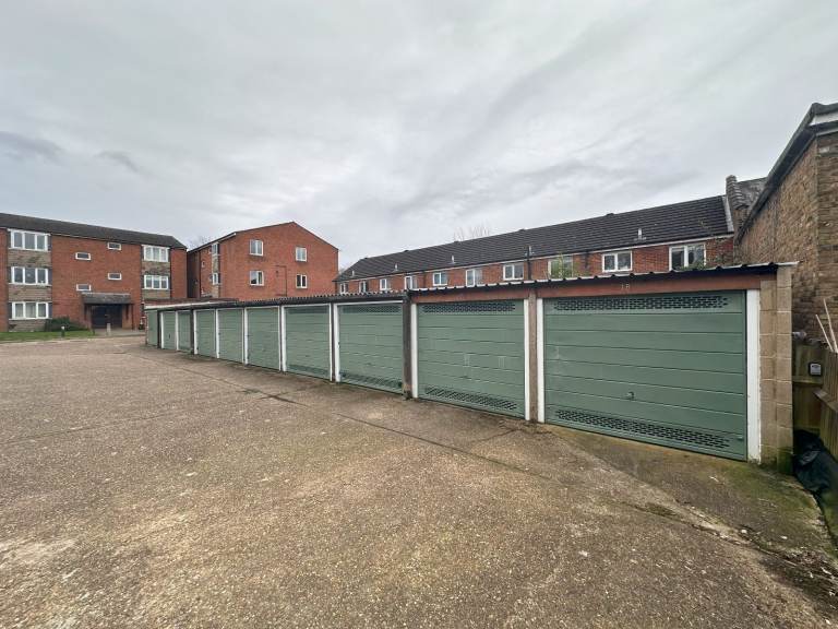 Lock Up Garage to rent in Ealing W5