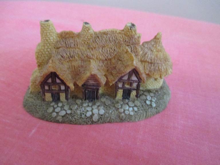 THATCHED ROOF COTTAGE - HAND PAINTED - NEW - RESIN