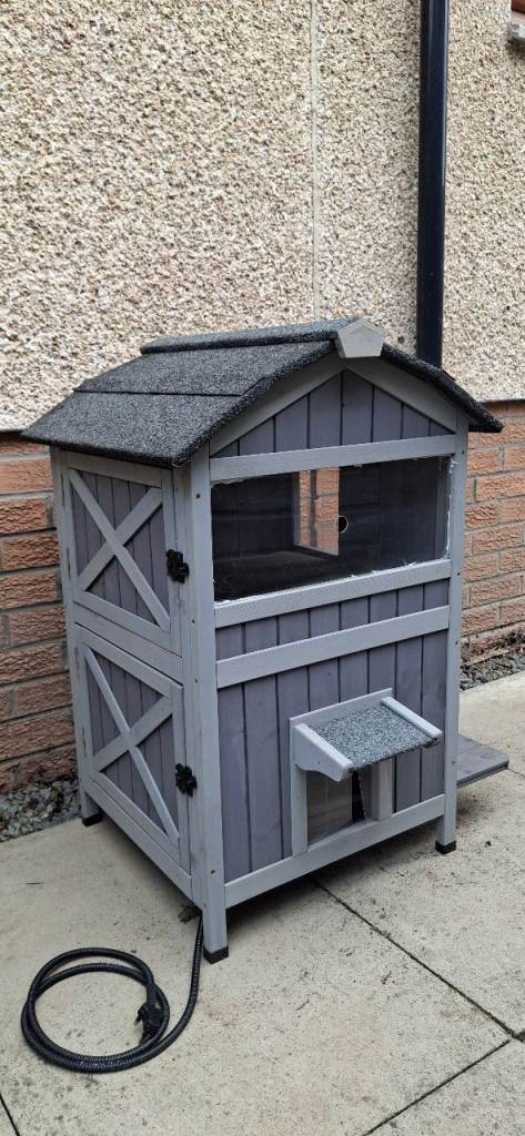 Outdoor heated cat house
