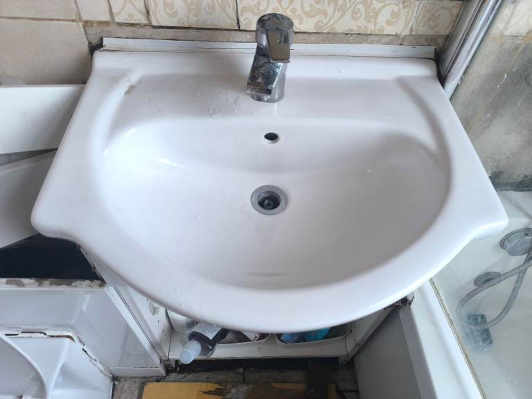 White Ceramic Bathroom Sink – Good Condition