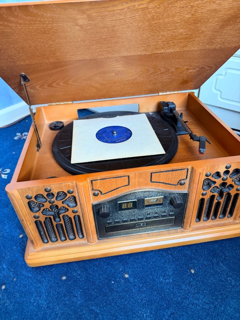 Retro Style Record Player / Turntable – Good Condition