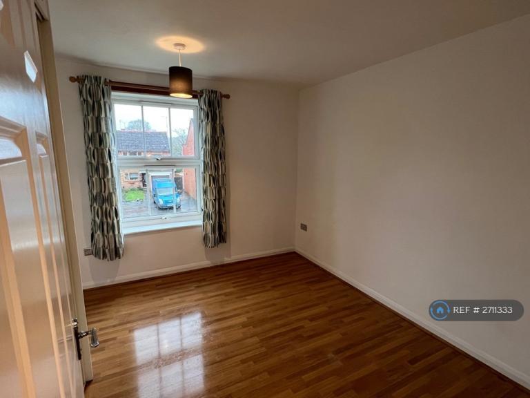 1 bedroom flat in Kirby Court, Newbold, Rugby, CV21 (1 bed) (#2711333)