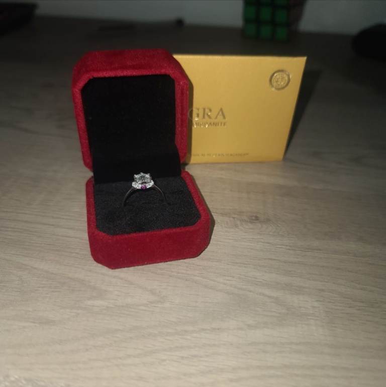 1 Carat Round Moissanite Ring – S925 Silver, Size UK 54 / US 7 – Vintage Wedding & Gift Ready