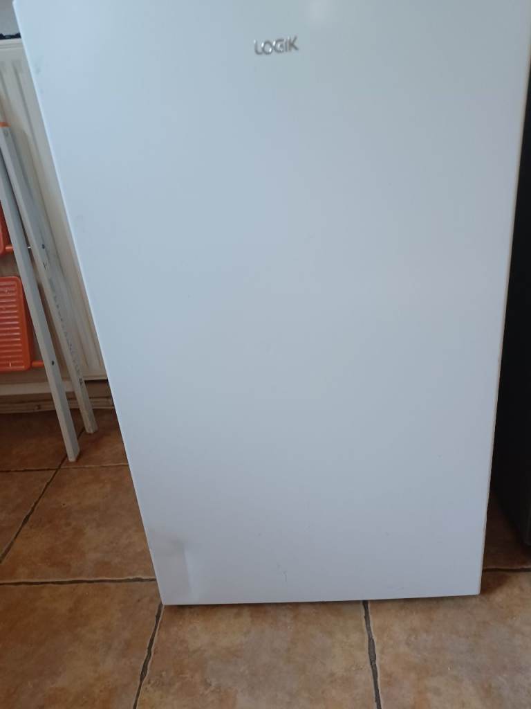 LOGIK White Tall Free-Standing Fridge / Freezer – Compact & Reliable Appliance