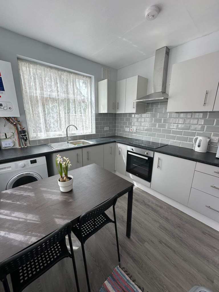 DOUBLE ROOM AVAILABLE NOW Tottenham Hale ,  N17 – 3 minutes from station