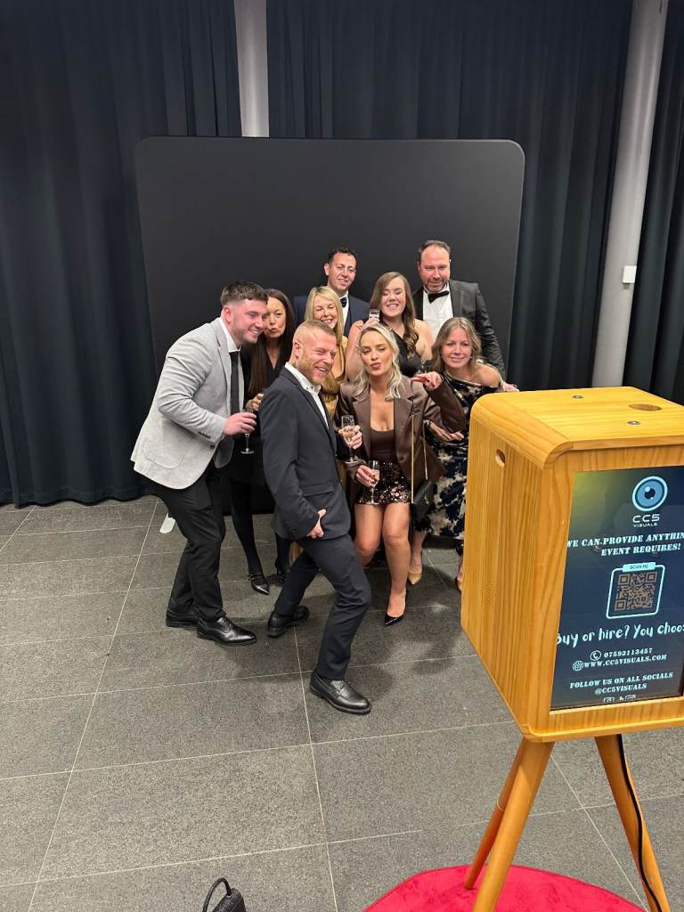 PREMIUM VINTAGE PHOTOBOOTH HIRE, UK WIDE