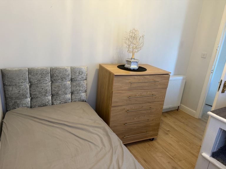 Furnished Room in Quiet Family Home – LS8 – £370 (Bills Included) Female professional preferred