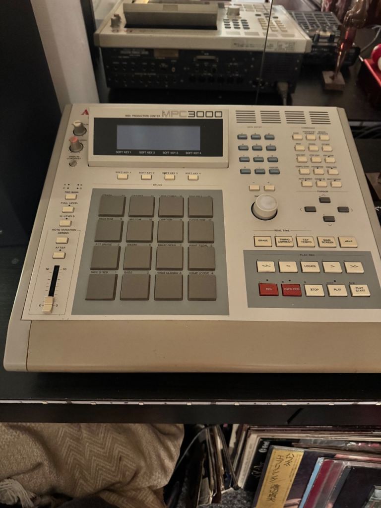 AKAI Mpc3000 sampler and sequencer