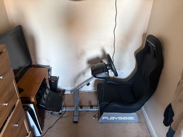 Logitech G29 Racing Wheel + Pedals with Playseat Evolution Racing Simulator Seat