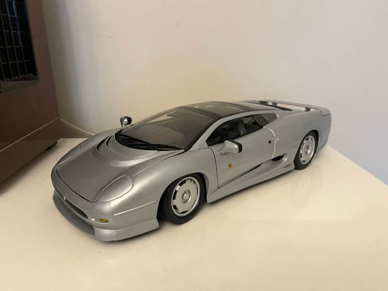 Maisto Jaguar XJ220 1:12 Scale Diecast Model Car - Vintage, 1992