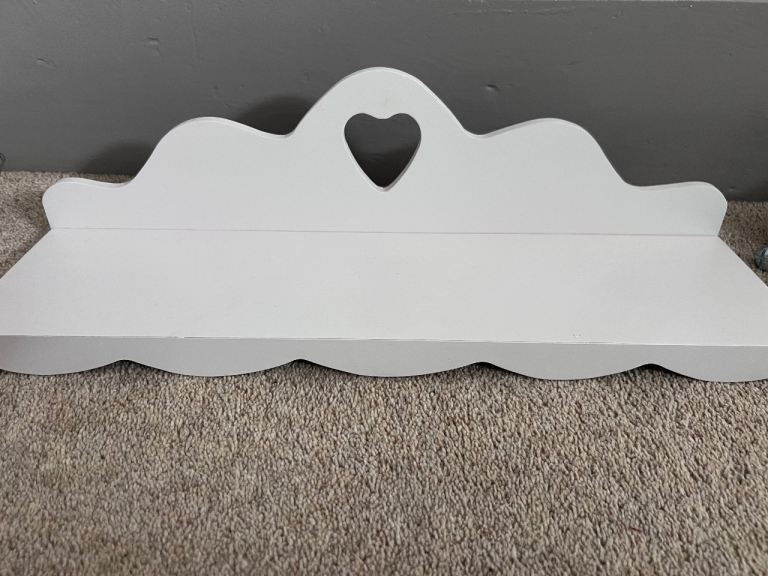 girls bedroom shelf 