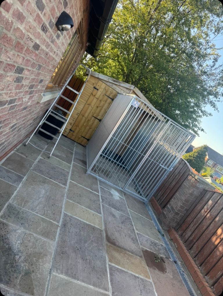 Benchmark dog kennel with 3 brand new panels to extend the run 
