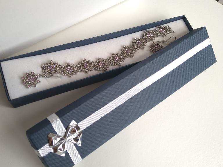 NEW Vintage Jewellery Set (Choker style with Earrings). With box. 