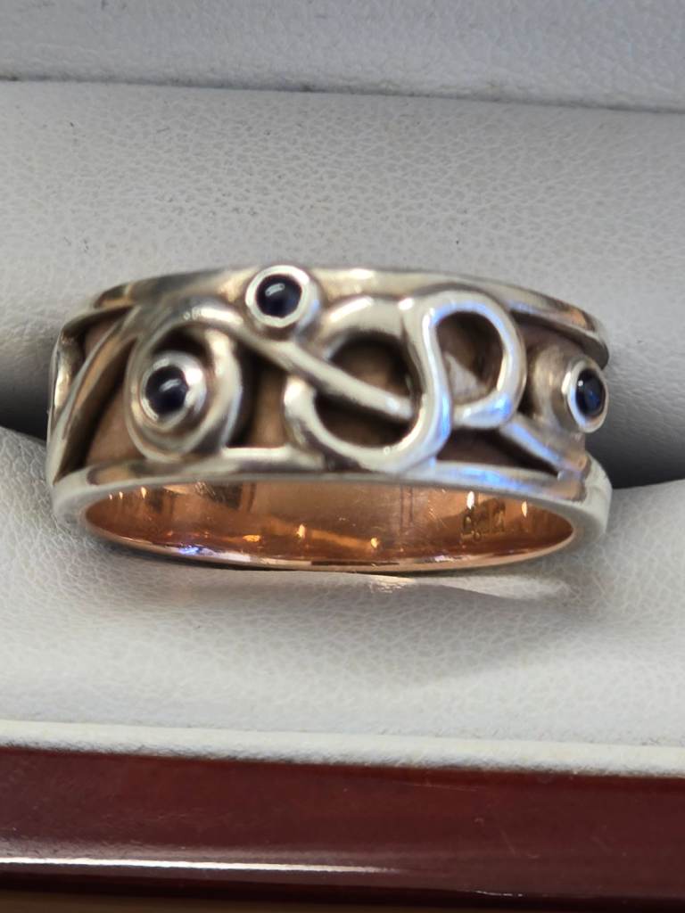 VINTAGE CLOGAU GOLD BAND ENTWINED WITH SILVER & 3 RAISED SAPPHIRES
