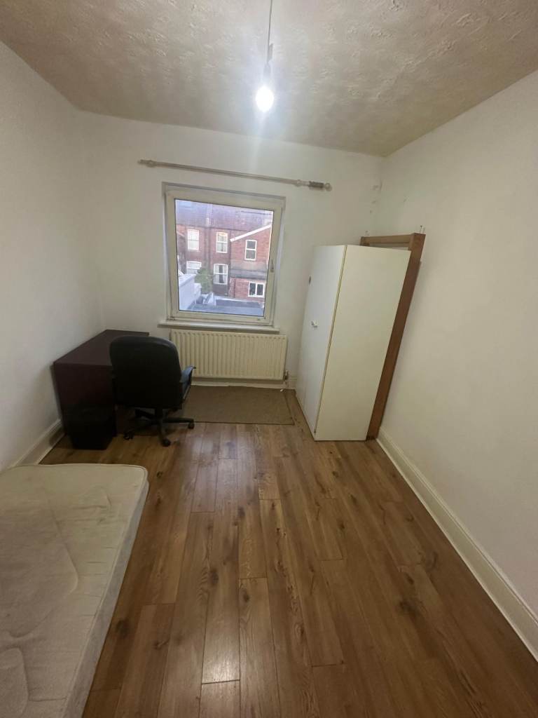 Room to Let in Shared 3-Bedroom Property Available now