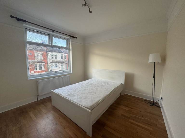 Spacious and Cosy 3 Bed Flat available for Rent in - BR3 4NR