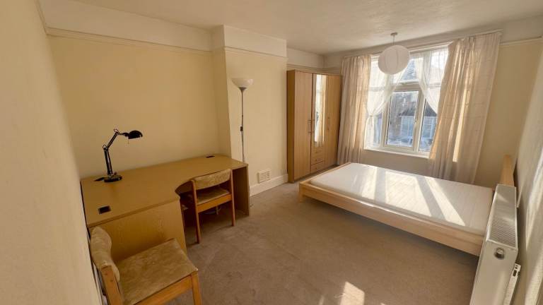 Large room for professionals or couples in a quiet/friendly house