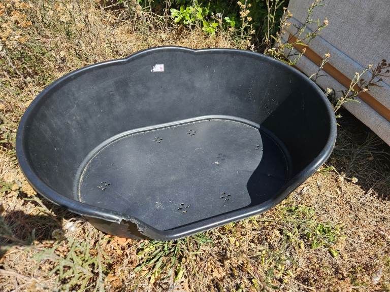 Dog (large) plastic bed IP14 1SQ 