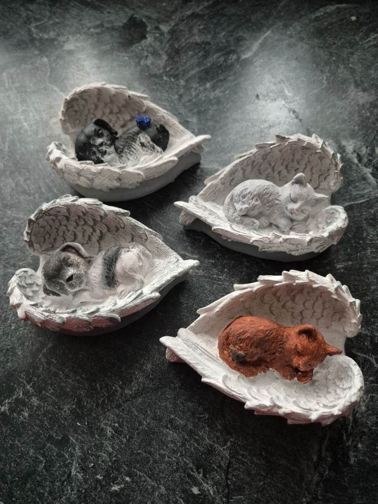 Pet memorial (concrete)
