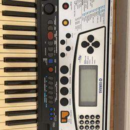 Yamaha PSR 340 Electronic Keyboard