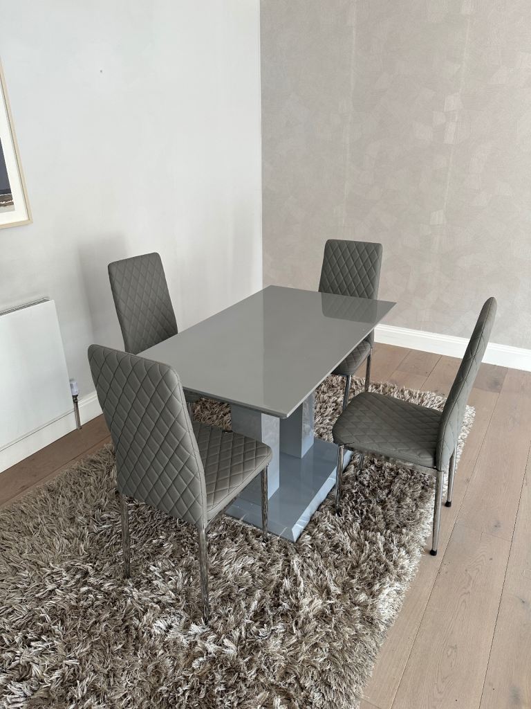 Dining table and 4 chairs 