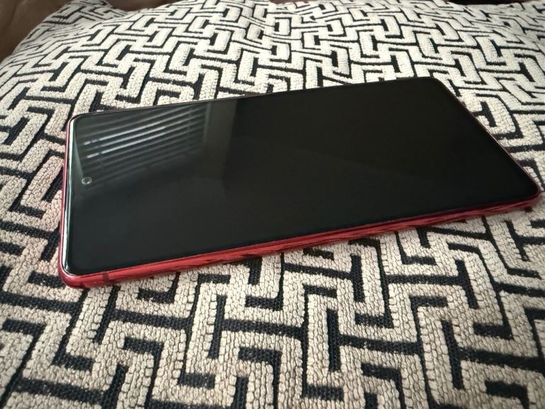 Samsung Galaxy S20 FE Red – Good Condition, With Box