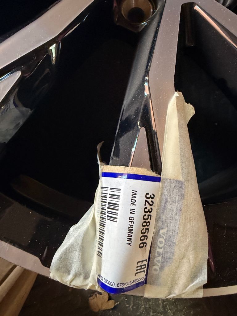 Volvo XC40 wheel BRAND NEW 32358566