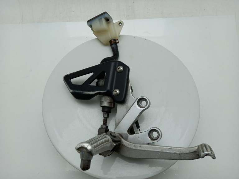 2001 Suzuki Gsxr 600 K1 Right Footrest 4353035f10000