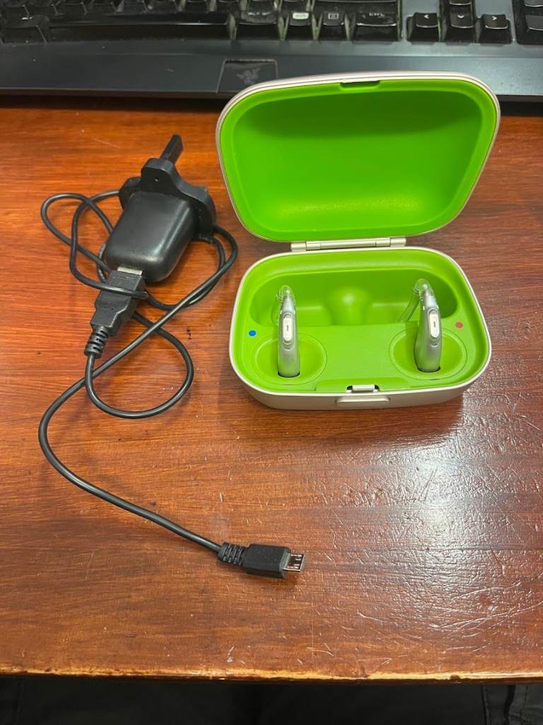 Phonak Naída Paradise Hearing Aids with Charger and Charging Case