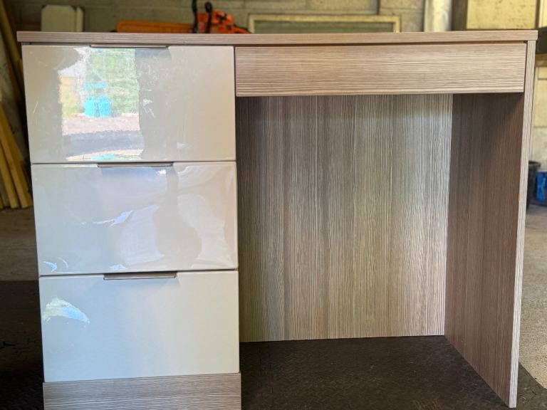 Light Wood Effect Desk with White Drawers – Excellent Condition