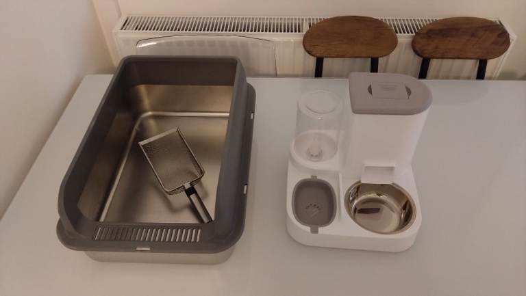 Stainless steel litter box and automatic feeder 