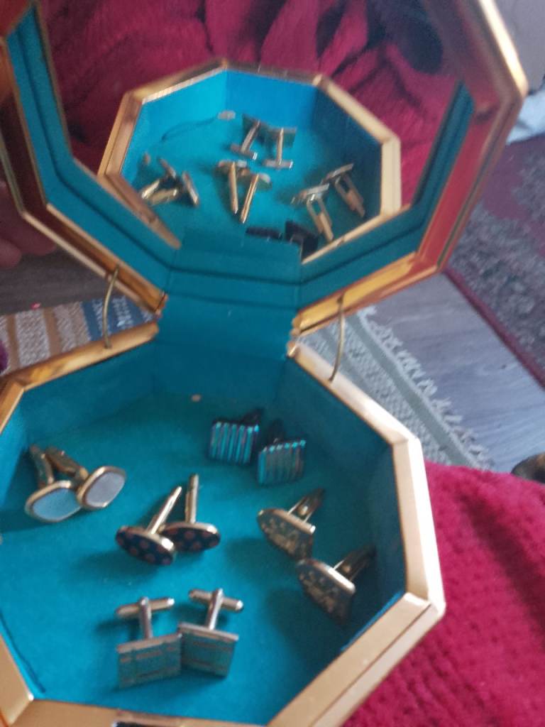 Mans jewelry box with 5 pairs of cufflinks 