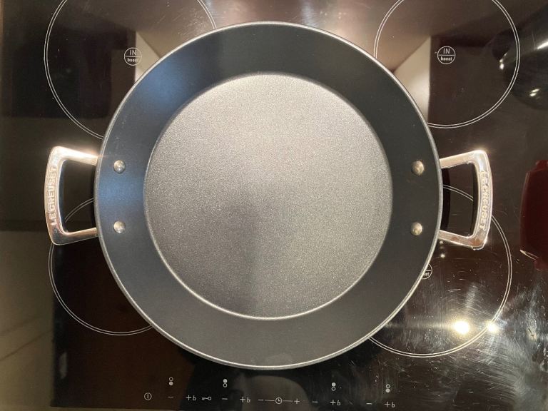 Le Creuset Toughened Non-Stick 32cm Shallow Pan (Induction suitable) - New Unused Mint Condition