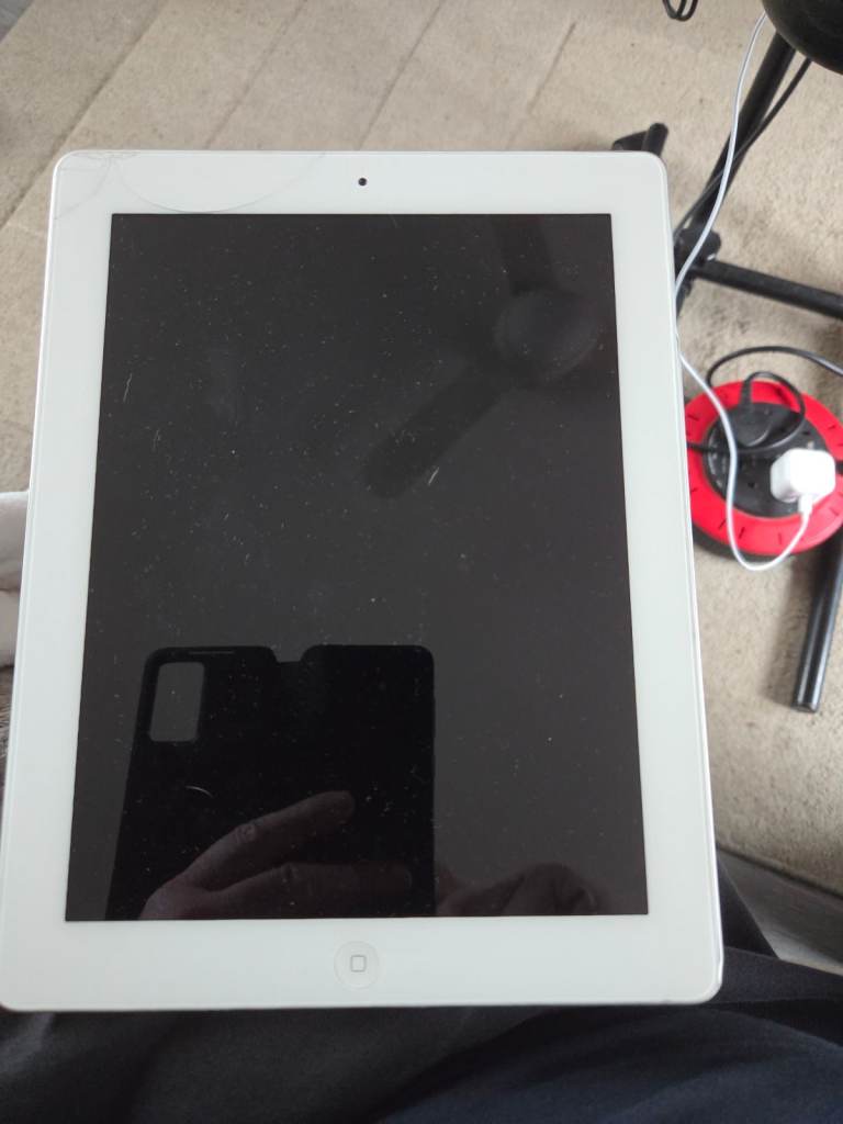 Apple iPad with Screen Crack – Fair Condition