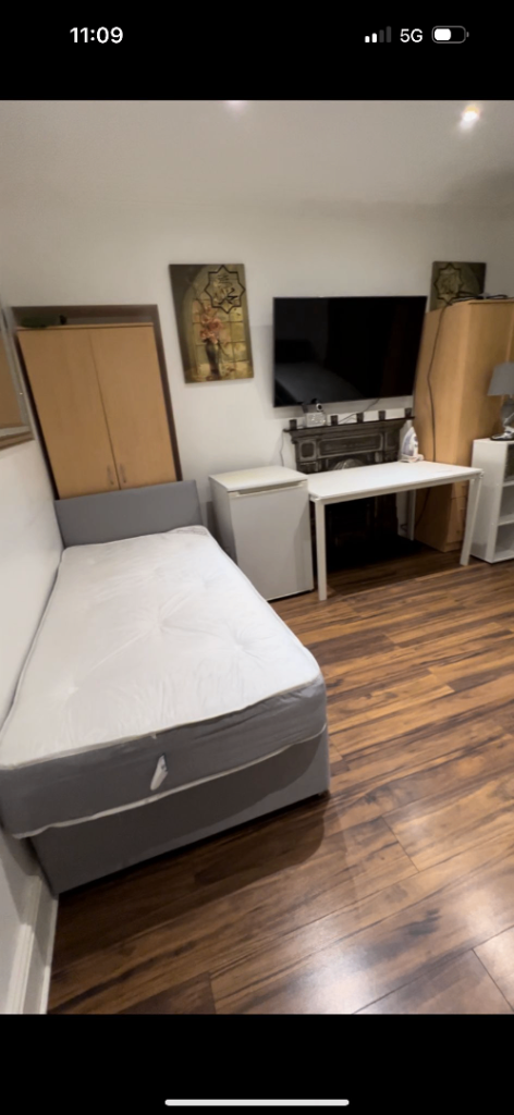 1 large shared double room to rent in Mitcham cr4