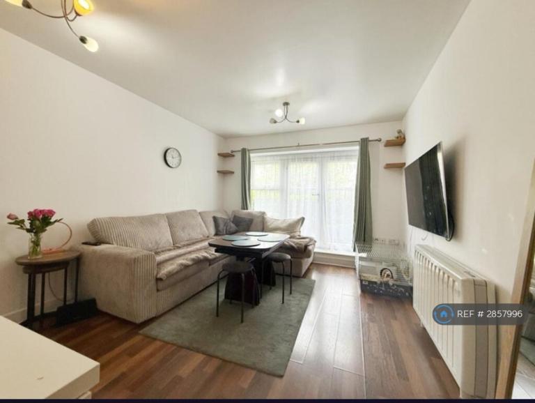 2 bedroom flat in Brant Court, Romford, RM1 (2 bed) (#2857996)
