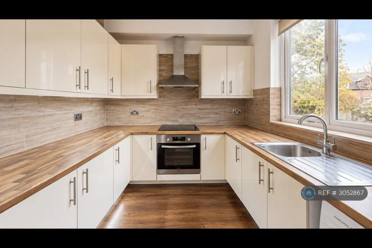 5 bedroom house in Ash Crescent, Leeds, LS6 (5 bed) (#3052867)