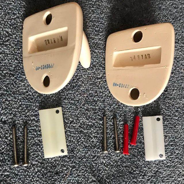 CARADON OVAL CERAMIC BATHROOM MIRROR AND TWO ROBE HOOKS IN SOFT CREAM 