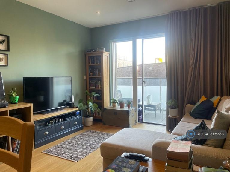 1 bedroom flat in Barquentine Heights, London, SE10 (1 bed) (#2916383)