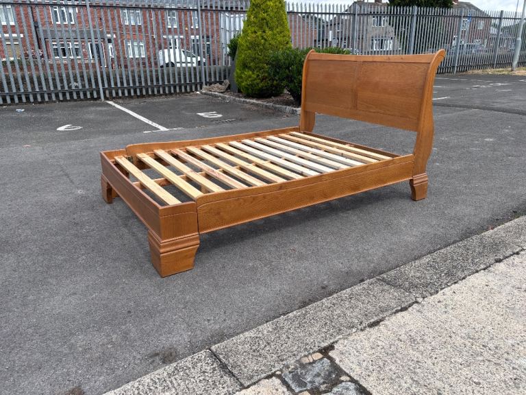 Solid oak double sleigh bed with low footboard ! Excellent condition!