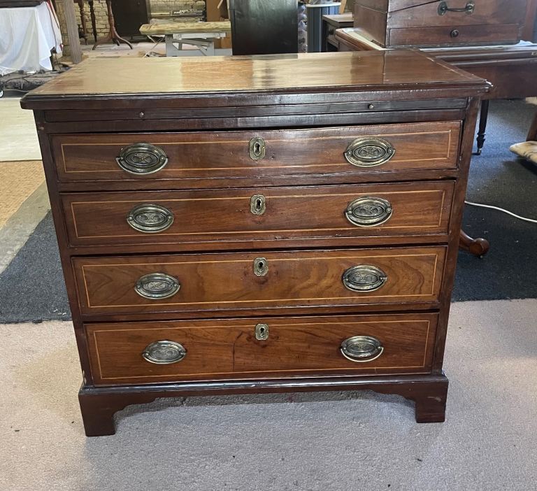 18th century Georgian mahogany chest of drawers with brushing slide 