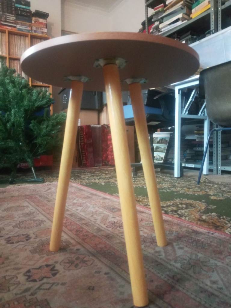 SMALL SIDE/COFFEE TABLE