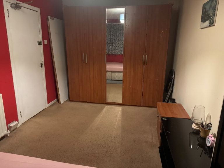 large double bedroom near RGU IN GARTHDEE 
