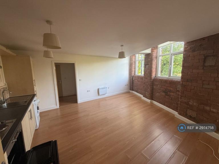 1 bedroom flat in Fearnley Mill Drive, Huddersfield, HD5 (1 bed) (#2974758)